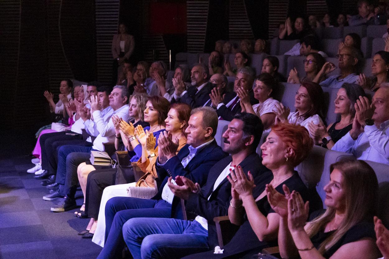 Mersin Büyükşehir Belediyesi Şehir Tiyatrosu, 24. Sanat Sezonu’nu ‘Kuş Öpücüğü’ ile Açtı